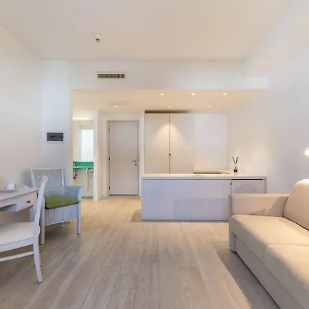 Flamingo 4*